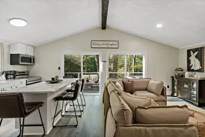 Image de The Woods, Romantic Mountain escape with hot-tub under the stars!