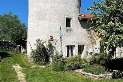 Image de Pigeonnier du 16ème siècle entouré du très beau parc du château de Roncourt