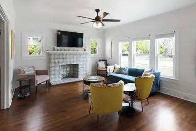 Image de Charming Vintage Coral House in a quiet neighborhood near downtown