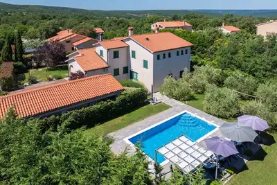Image de Maison Oliveraie avec piscine privée et jardin logosdictionary
