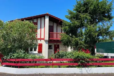 Image de Maison de style basque avec jardin de 300 m2, véranda ensoleillée et plancha