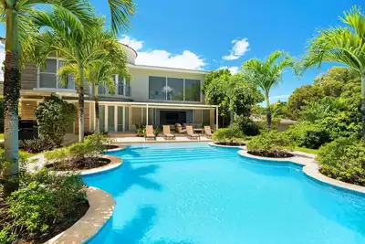 Image de Air Conditioning in the Living Room • Private Pool • Modern