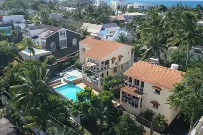 Image de Tropical villa with a large pool, lush gardens, spacious rooms, and privacy.