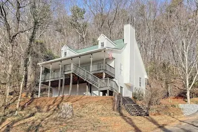 Image de Last house on the Hill, Cleveland, Ga. Near to Helen, water falls, hiking trails