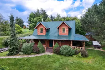 Image de Glade Mountain Top Retreat | Pet Friendly Mountain-View Cabin w/ Hot Tub, Sleeps 10