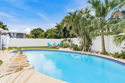Image de 🌴Palmview Serenity - Largo home with Pool & Hot Tub!