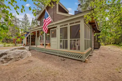 Image de Pilgrim Cove Basecamp: 4br, 3ba mountain-view retreat in McCall.