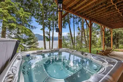 Image de Pend Oreille Escape | Hot Tub, Game Room & Views