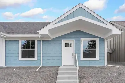 Image de Bright modern retreat, minutes from downtown, brand new townhome with Ac
