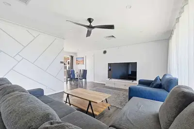 Image de Canterbury House - Firepit Retreat Near Mall