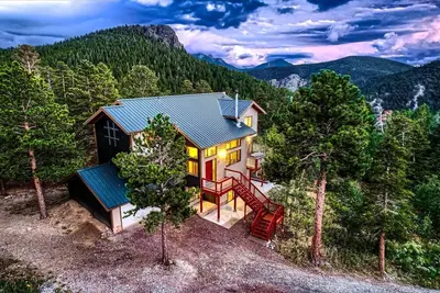 Image de Wonderful Cabin Nestled Amidst Trees in the Mountains of Nederland, Colorado