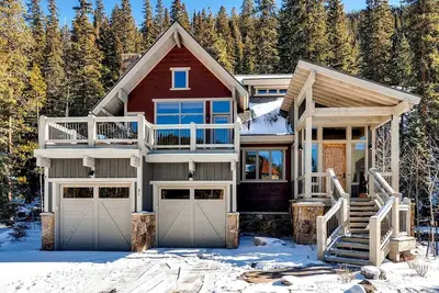 Luxurious 4 Bedroom Mountain Home