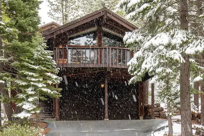 Image de Spectacular Cabin with Foosball and Fireplace in Truckee, California