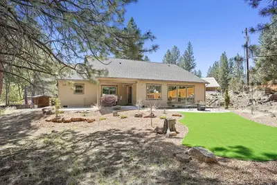 Image de Fantastic Glamping Getaway to Oregon: Luxury Cottage with a Hot Tub in Bend near the Deschutes National Forest