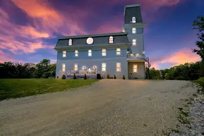 Image de Gorgeous Secludued Villa Nestled Amidst Trees in Fort Atkinson, Wisconsin