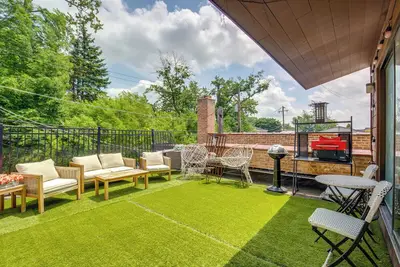 Image de Walk to Stores & Parks! Stylish Chicago Apartment