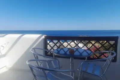 Image de Chambre Supérieure Dernier Étage Vue Mer avec Balcon Privé et Piscine Partagée