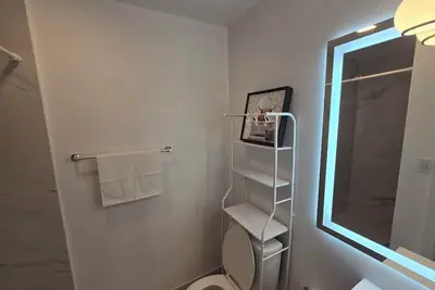 Image de Spacious 6-bedroom building with Ac in serene Cincinnati