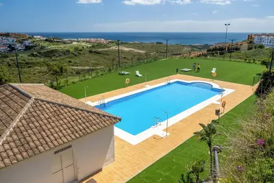 Image de Modern, fully furnished apartment with ocean views