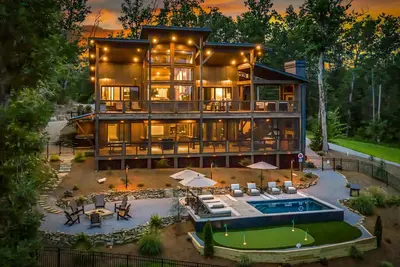 Image de 6 Acre Summit: High-End Escape • Pool • HotTub • FirePit • Creek Access • Games