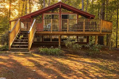 Image de Walk to Echo Lake • Sleeps 8 • Pet-Friendly Chalet