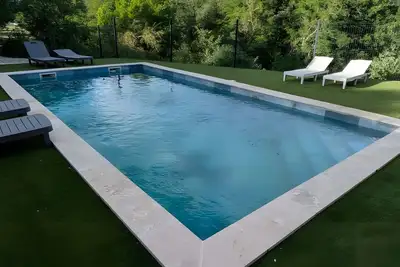 Image de Villa « Des Rives Et Chevaux 07 » avec piscine privée, Wi-Fi et climatisation