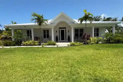 Image de Sunnyside is directly across from the sand bar on beautiful Treasure Cay beach.