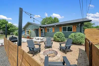 Image de Casa Verde. Mid- Century Charmer in Old Town!