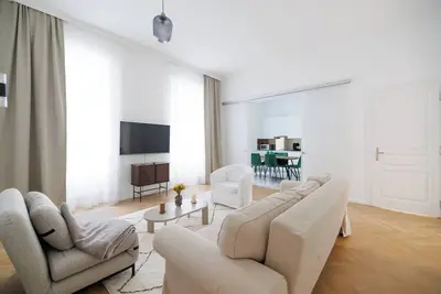 Image de Ultra Spacious 3-Bedroom 3-Bath Steps from Vienna's Historic Heart