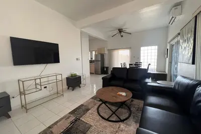 Image de Beautiful 3 bed/2 bath across from the beach with Ac and Hot Water