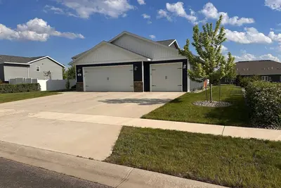 Image de Newly built 4 bedroom/ 3 bath home with 2 living rooms and luxury outdoor sauna!