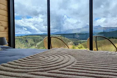Image de Serene luxury cabin in front of Cotopaxi volcano for a relaxing getaway