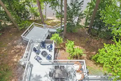 Image de Private Lakefront Retreat With Game Room & 3 Decks