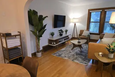 Image de Mid-Century Modern Apt Heart of Bay View + Parking