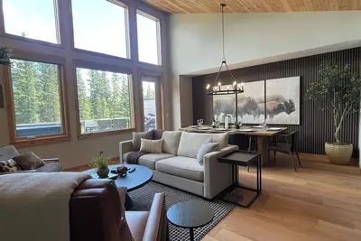 Image de Creekside Villa | Luxury Townhouse | Hot Tub