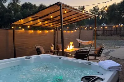 Image de Stylish Woodland Cabin w/ Private Hot Tub & Patio