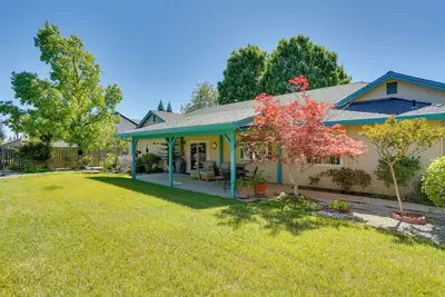 Image de 5 Mi to Sundial Bridge & River! Pet-Friendly Haven