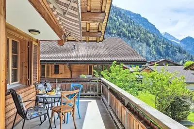Image de Haus Europa: Maison alpine ensoleillée, Oberland bernois, montagnes, randonnée.