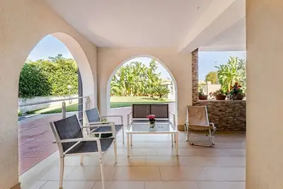Image de Family Vacation in a Villa with Bikes and a Terrace