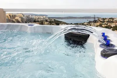 Image de Enjoy a stylish 2-bedroom, 2-bathroom penthouse in Mellieha with a private rooftop terrace, jacuzzi, sun loungers, outdoor dining space, and beautiful sea views. A perfect stay for a relaxing Malta holiday.