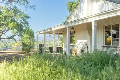 Image de Beautifully Restored Farmhouse Retreat | Vineyard Country Charm &  Valley Views