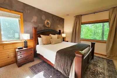 Image de Log Lodge · Hot Tub · Game Room · King Suites