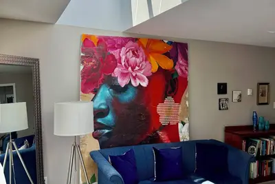 Image de Bright, Art Filled 2Bed in the Heart of Coquitlam Parks, SkyTrain & Brewers Row