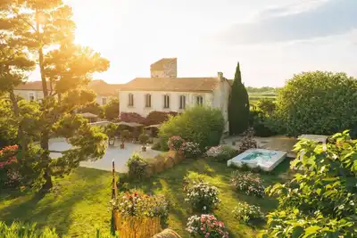 Image de Mas authentique de charme en Camargue avec spa de nage et bassin