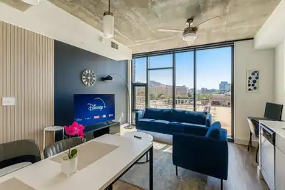 Image de Vibrant 2br Stay | Pool, Sauna & Lounge P2