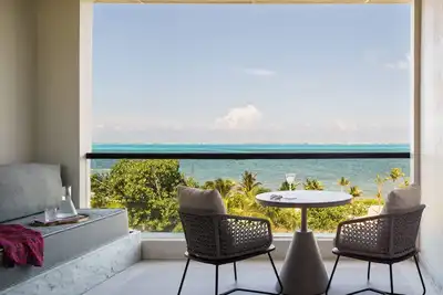 Image de Rooftop Soaking Tubs and Beachfront Family Fun Await