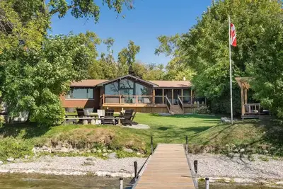 Image de Lake Scugog Waterfront Cottage | Hot Tub, Firepit & Pool Table