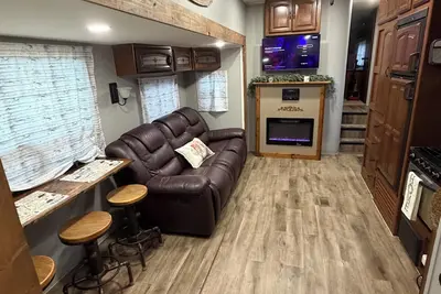 Image de Peaceful Rv perfect balance of escape, lakeside views, easy lake access, & fun!