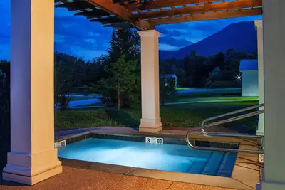 Image de Oversized Retreat | King Suite + Pool & Spa Access