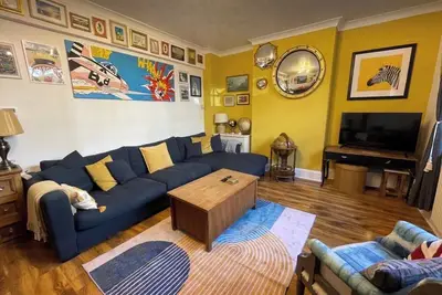 Image de Arty two bed bolthole with amazing living room & courtyard right by best beaches